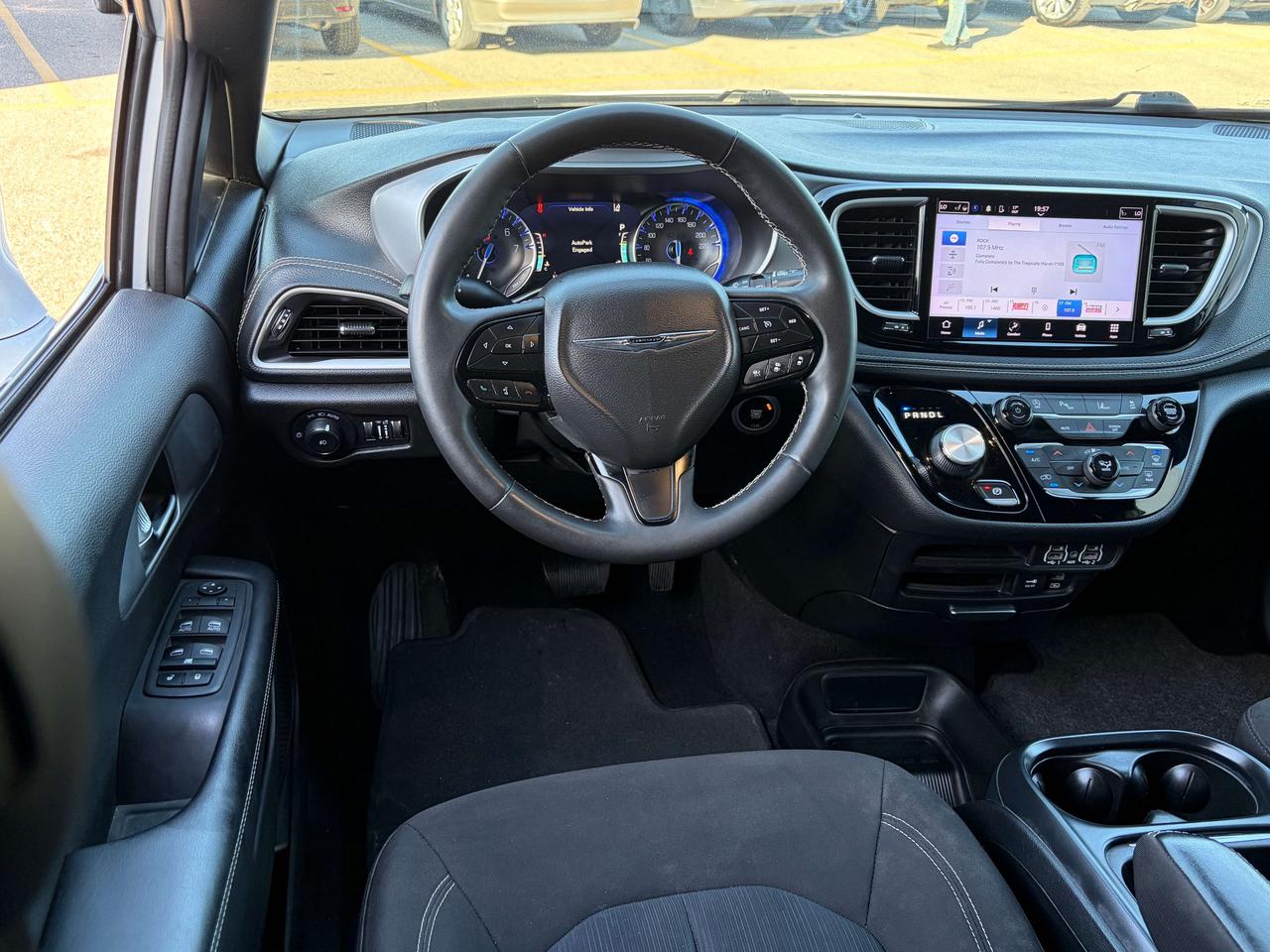 2022 Chrysler Pacifica Touring FWD   Stow & Go   Clean Carfax Photo