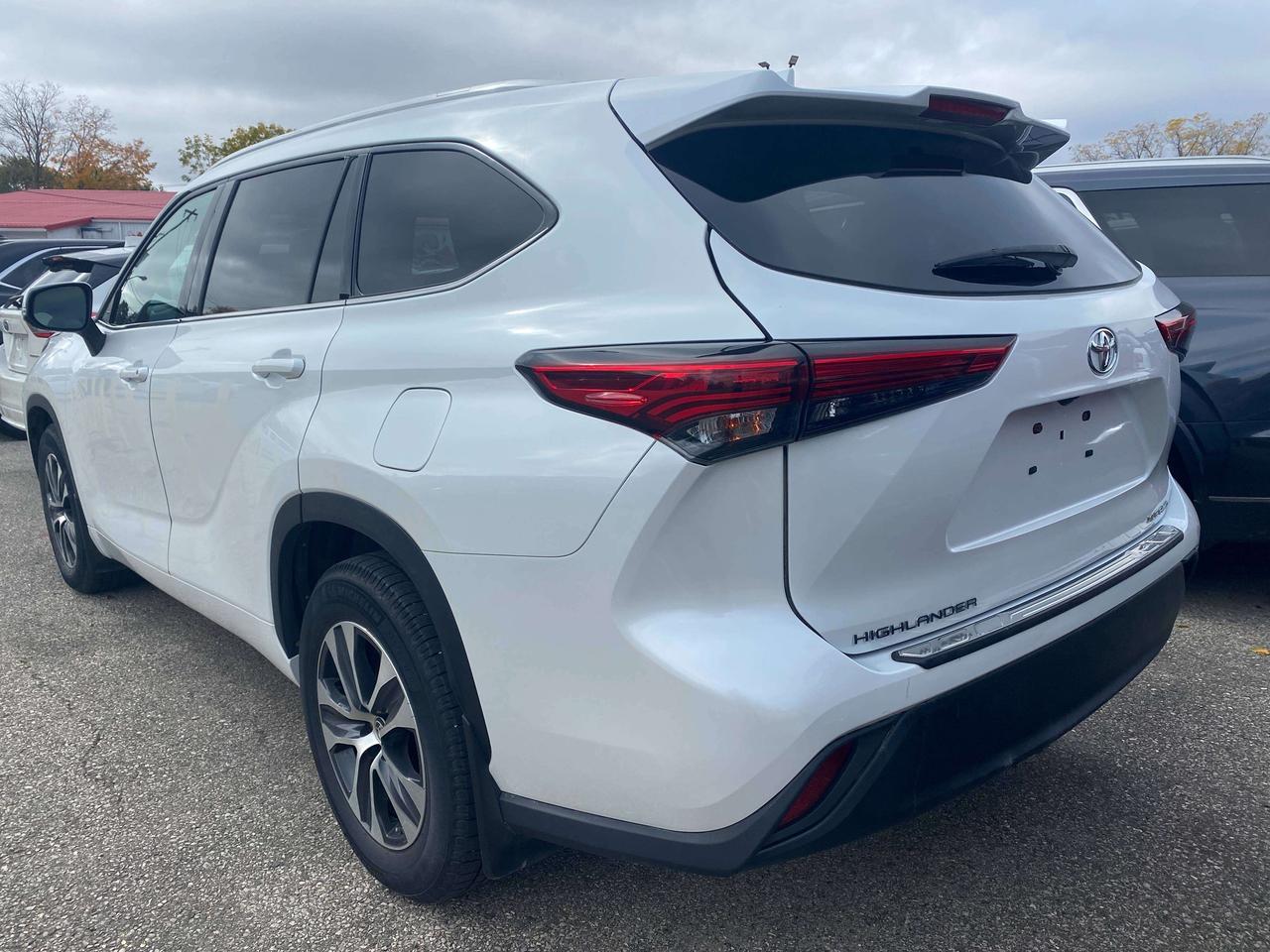 2022 Toyota Highlander XLE, 7 PASS, SUNROOF, CLEAN CARFAX, LEATHER! Photo