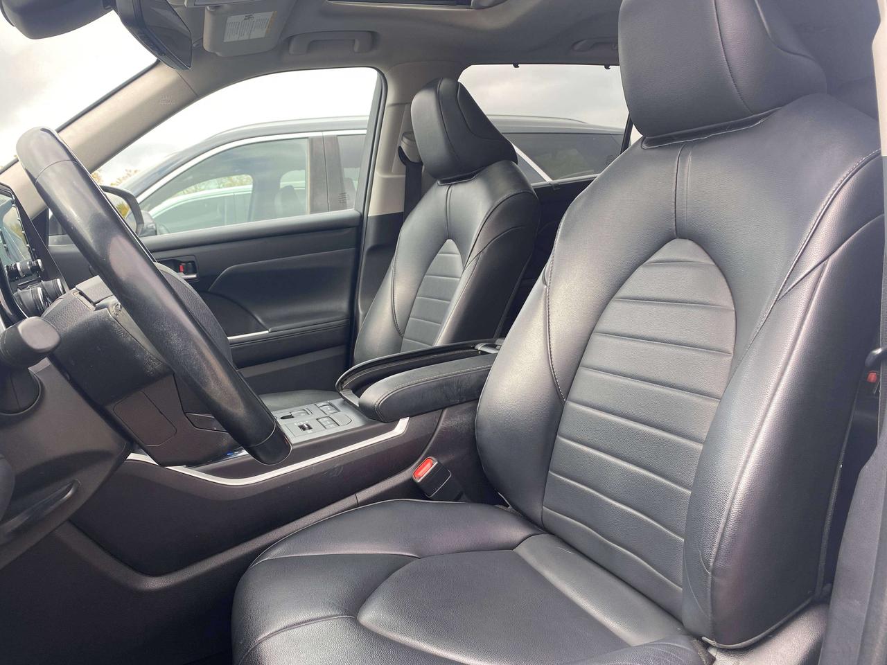 2022 Toyota Highlander XLE, 7 PASS, SUNROOF, CLEAN CARFAX, LEATHER! Photo