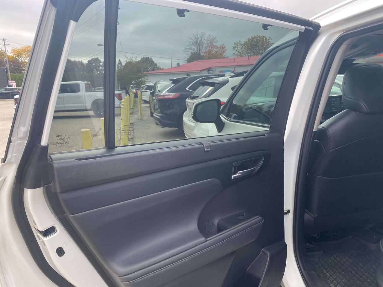 2022 Toyota Highlander XLE, 7 PASS, SUNROOF, CLEAN CARFAX, LEATHER! Photo