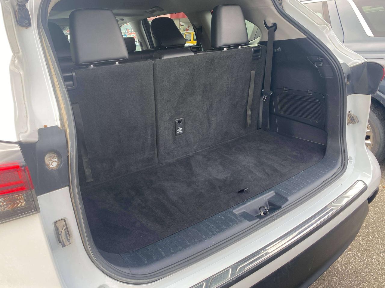 2022 Toyota Highlander XLE, 7 PASS, SUNROOF, CLEAN CARFAX, LEATHER! Photo