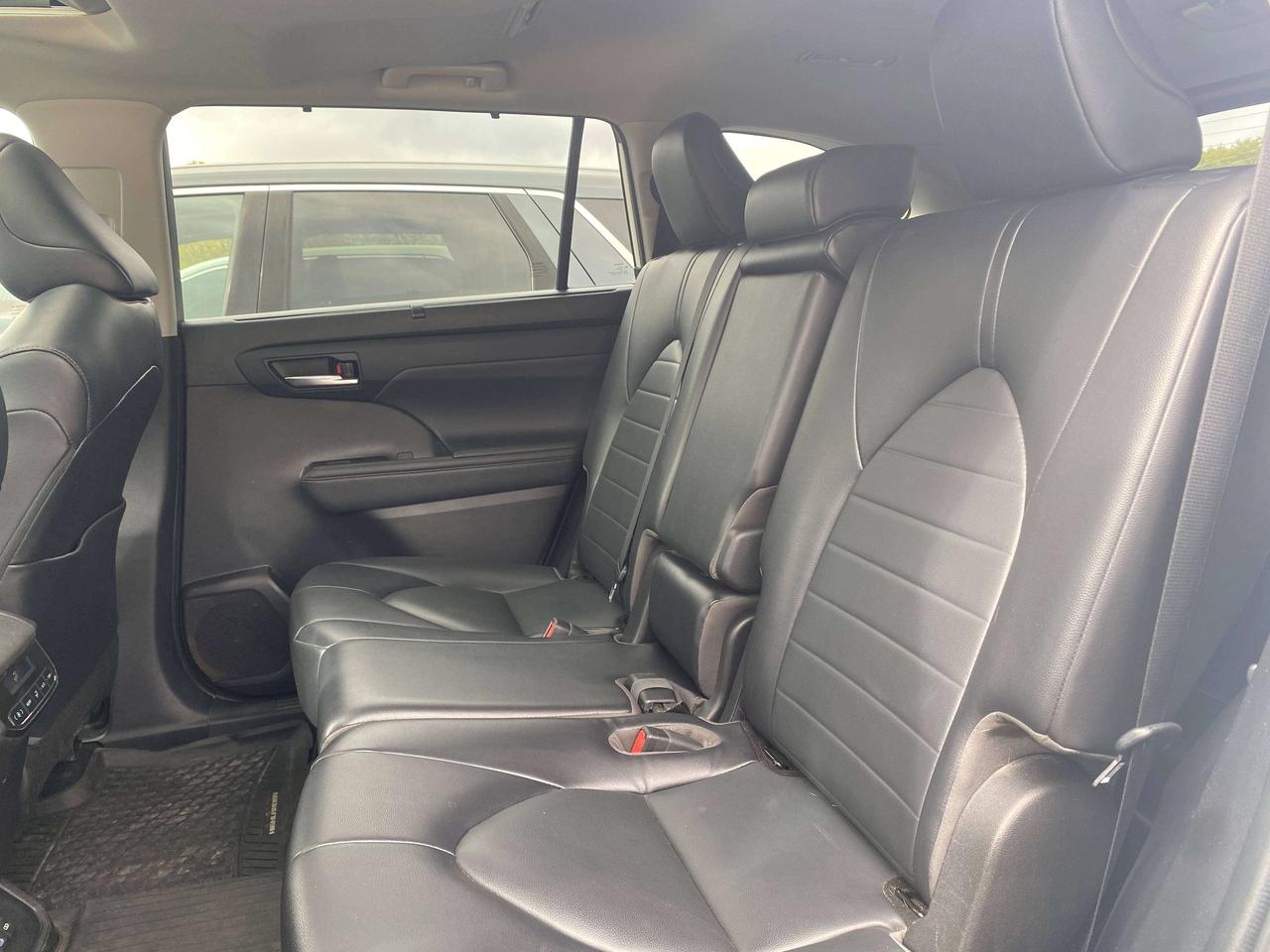 2022 Toyota Highlander XLE, 7 PASS, SUNROOF, CLEAN CARFAX, LEATHER! Photo