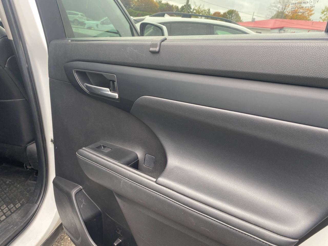 2022 Toyota Highlander XLE, 7 PASS, SUNROOF, CLEAN CARFAX, LEATHER! Photo
