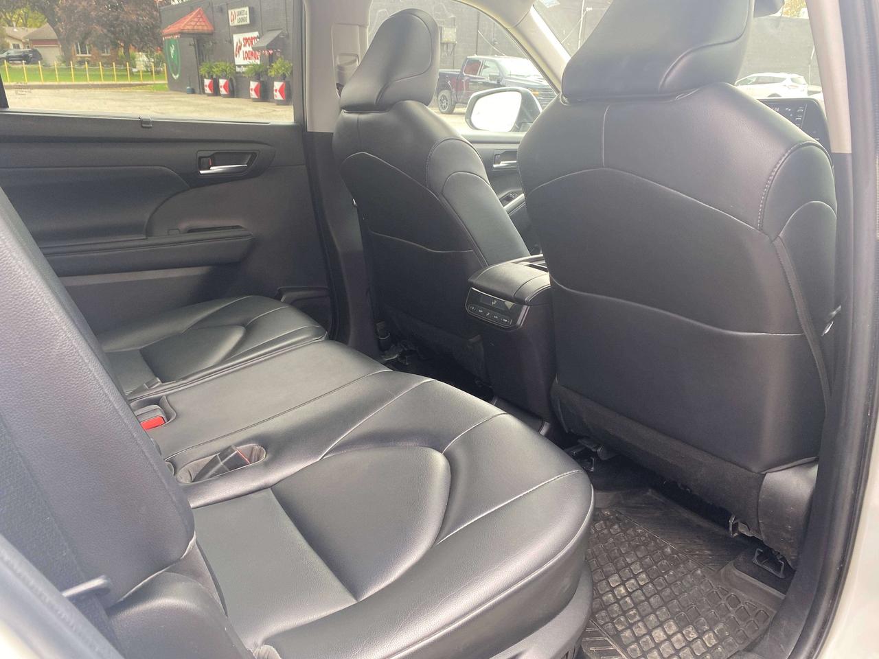 2022 Toyota Highlander XLE, 7 PASS, SUNROOF, CLEAN CARFAX, LEATHER! Photo