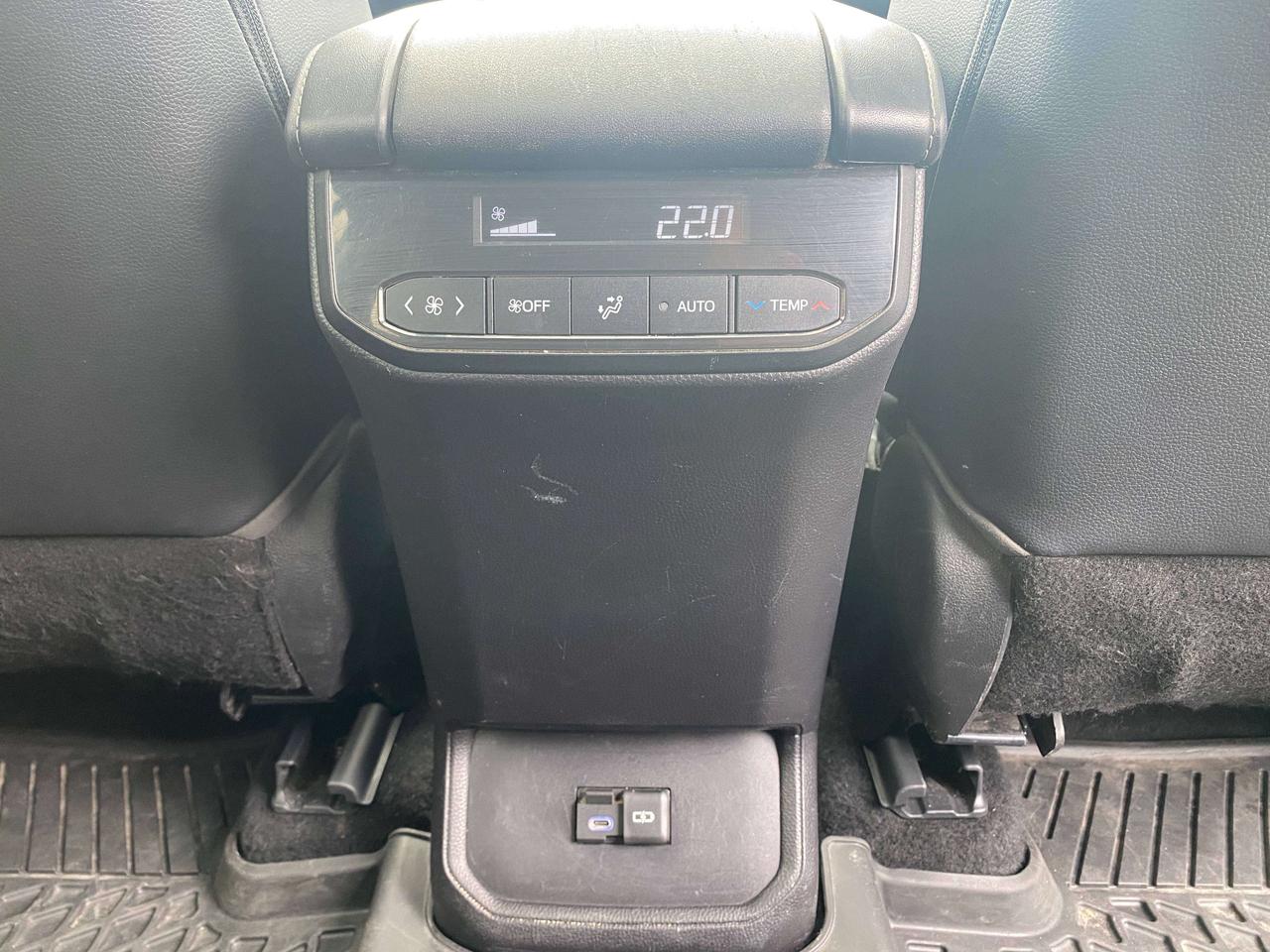 2022 Toyota Highlander XLE, 7 PASS, SUNROOF, CLEAN CARFAX, LEATHER! Photo