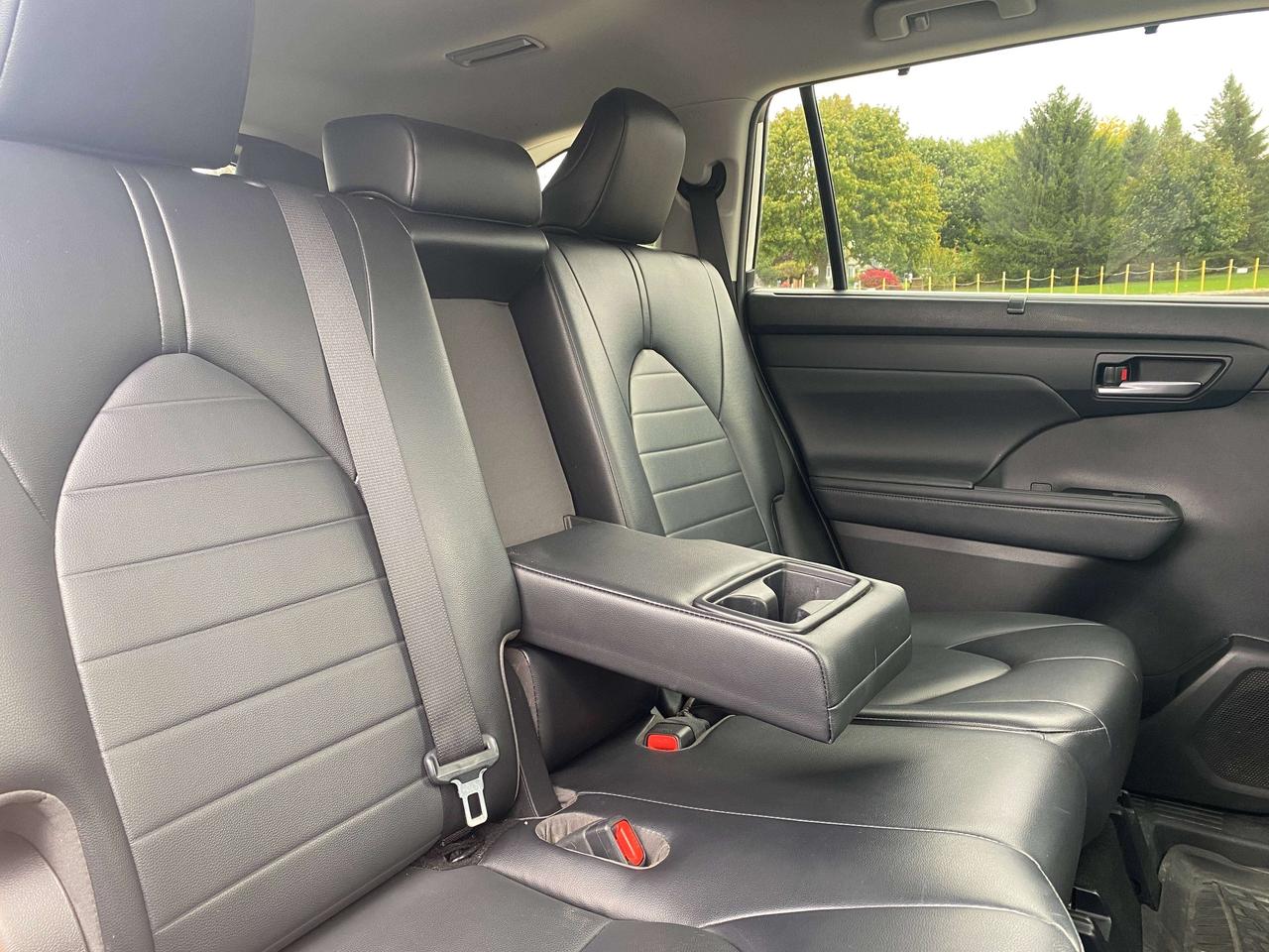 2022 Toyota Highlander XLE, 7 PASS, SUNROOF, CLEAN CARFAX, LEATHER! Photo