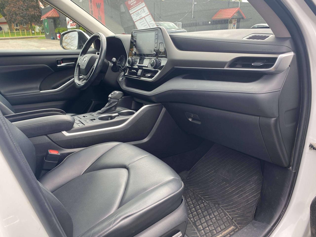 2022 Toyota Highlander XLE, 7 PASS, SUNROOF, CLEAN CARFAX, LEATHER! Photo