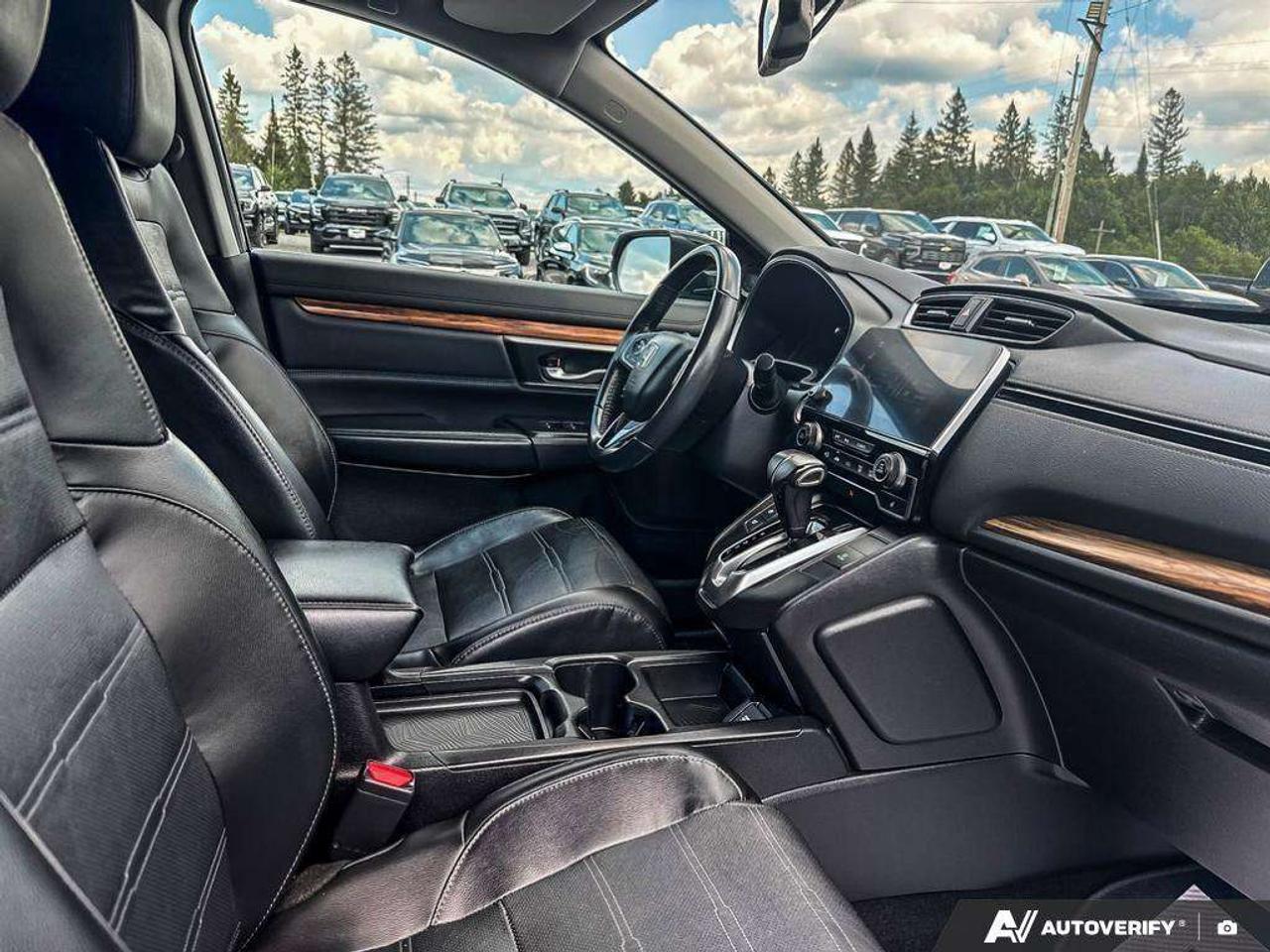 2019 Honda CR-V LEATHER SEATING. SUNROOF. FUEL EFFICIENT. MULTI ANGLE REAR VIEW CAMERA. CERTIFIED. Photo