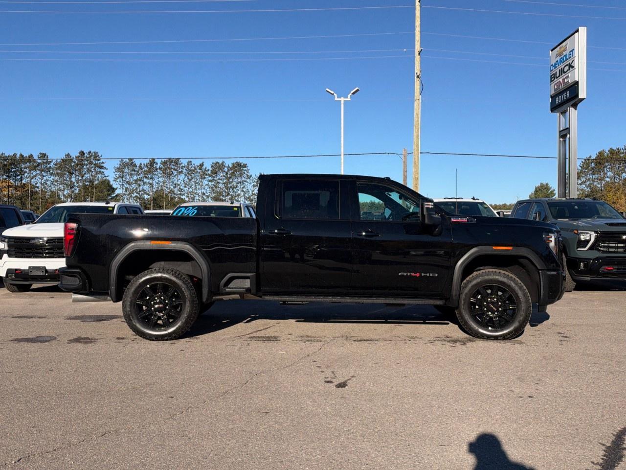2026 GMC SIERRA 2500HD Crew Cab Standard Box 4-Wheel Drive AT4 Photo3