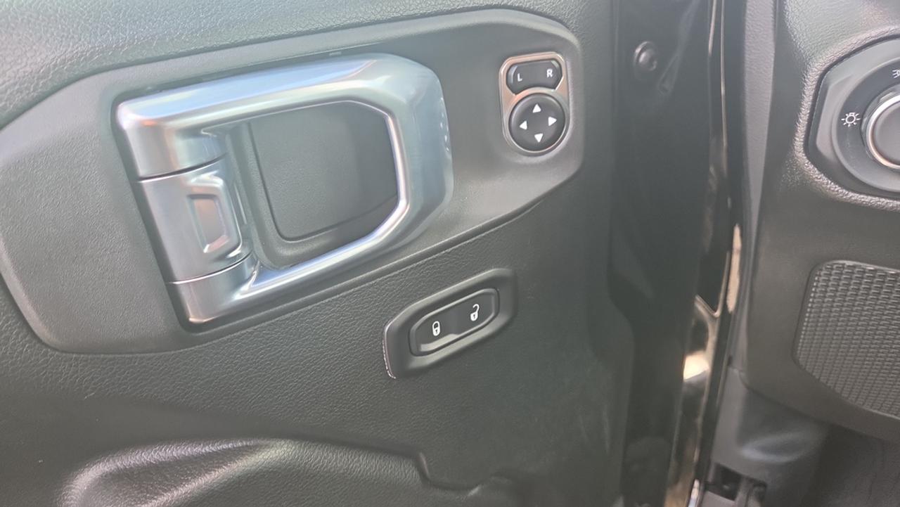 2023 Jeep Wrangler 3.6L V6, Navigation, Heated Seats, Hardtop Photo