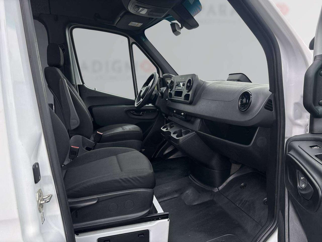 2025 Mercedes-Benz Sprinter 170" HIGH ROOF RWD DIESEL Photo