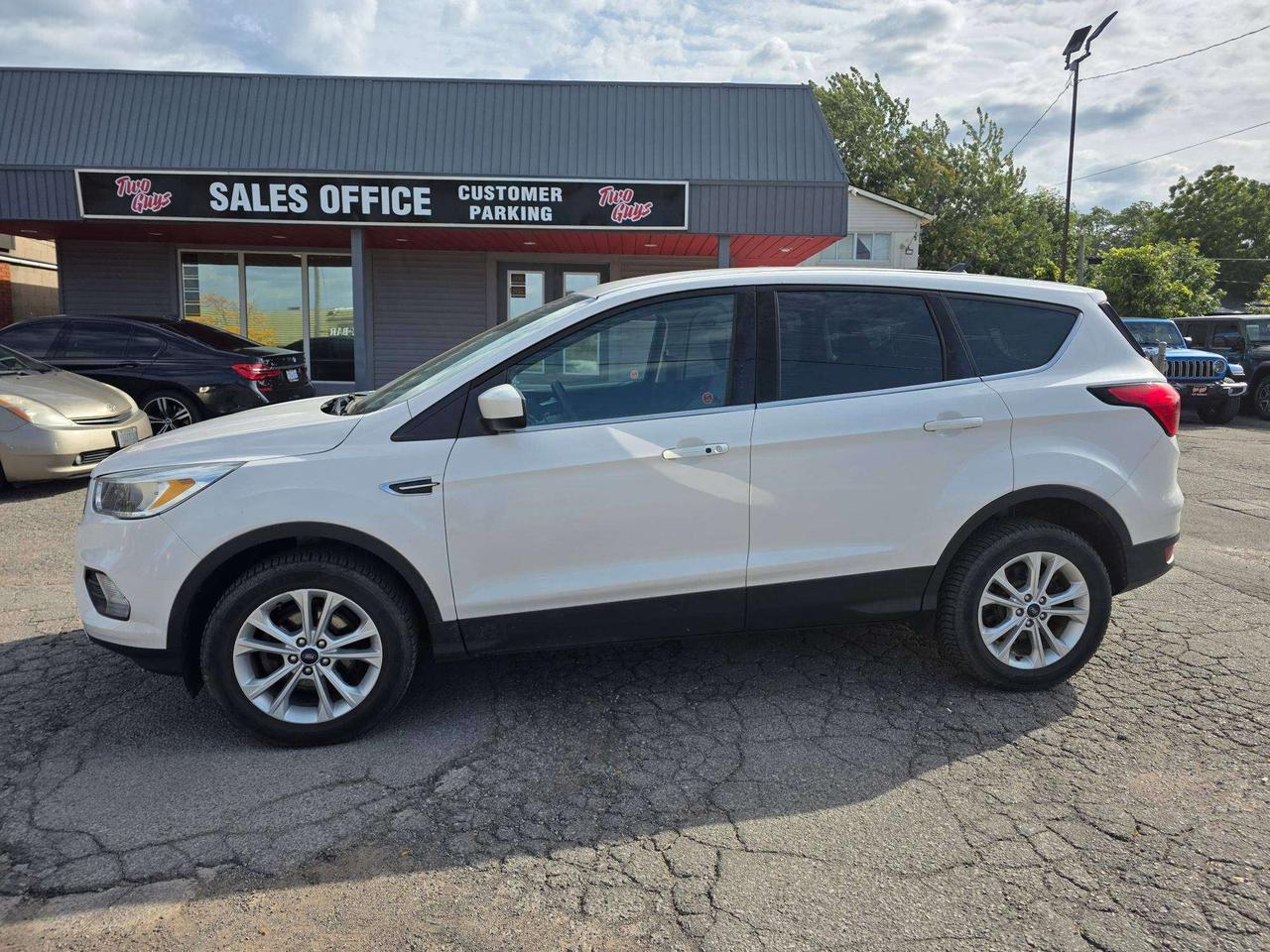 2019 Ford Escape SE Nav Back Up Camera Heated Front Seats Photo0