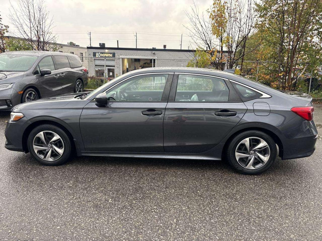 2022 Honda Civic LX / Extra set of Tires Photo4