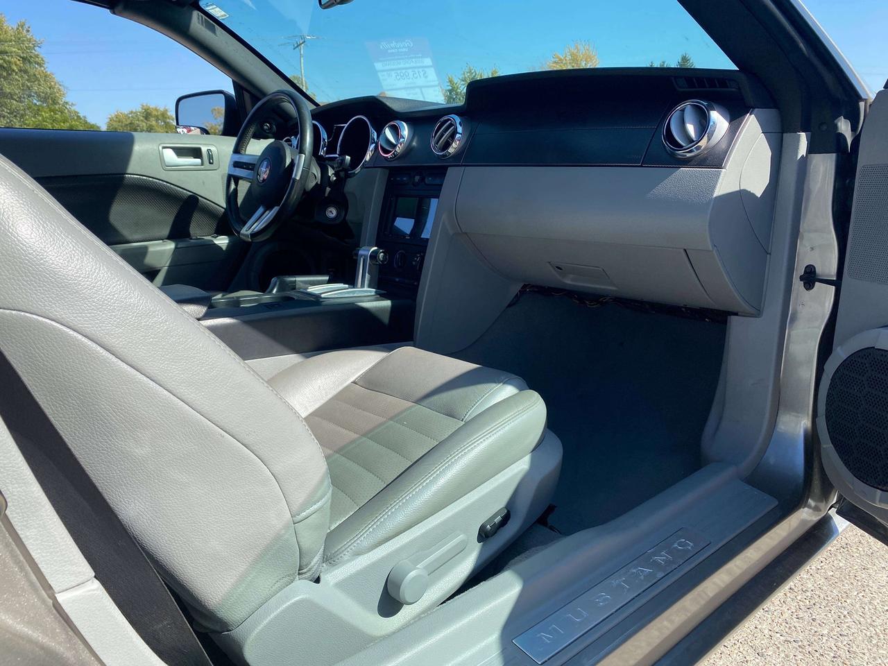 2008 Ford Mustang GT, LOW KMS, LEATHER! Photo