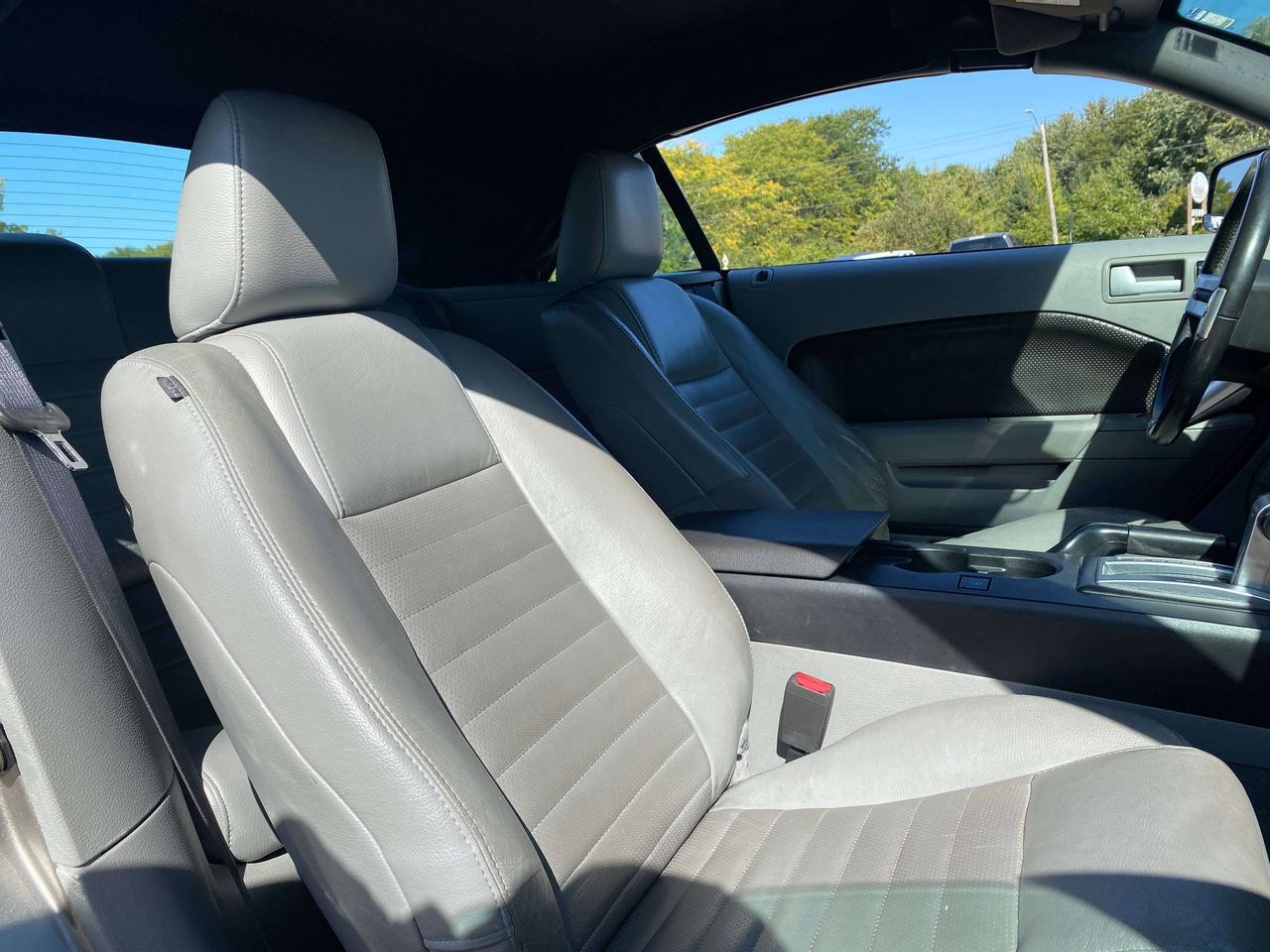 2008 Ford Mustang GT, LOW KMS, LEATHER! Photo