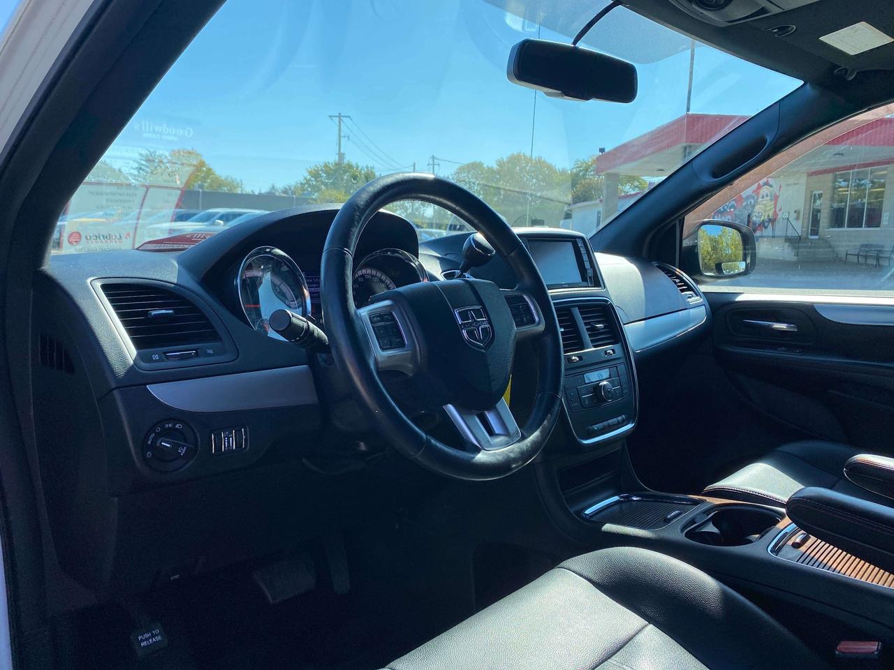 2017 Dodge Grand Caravan GT, LEATHER, REMOTE START, REAR ENTERTAINMENT! Photo