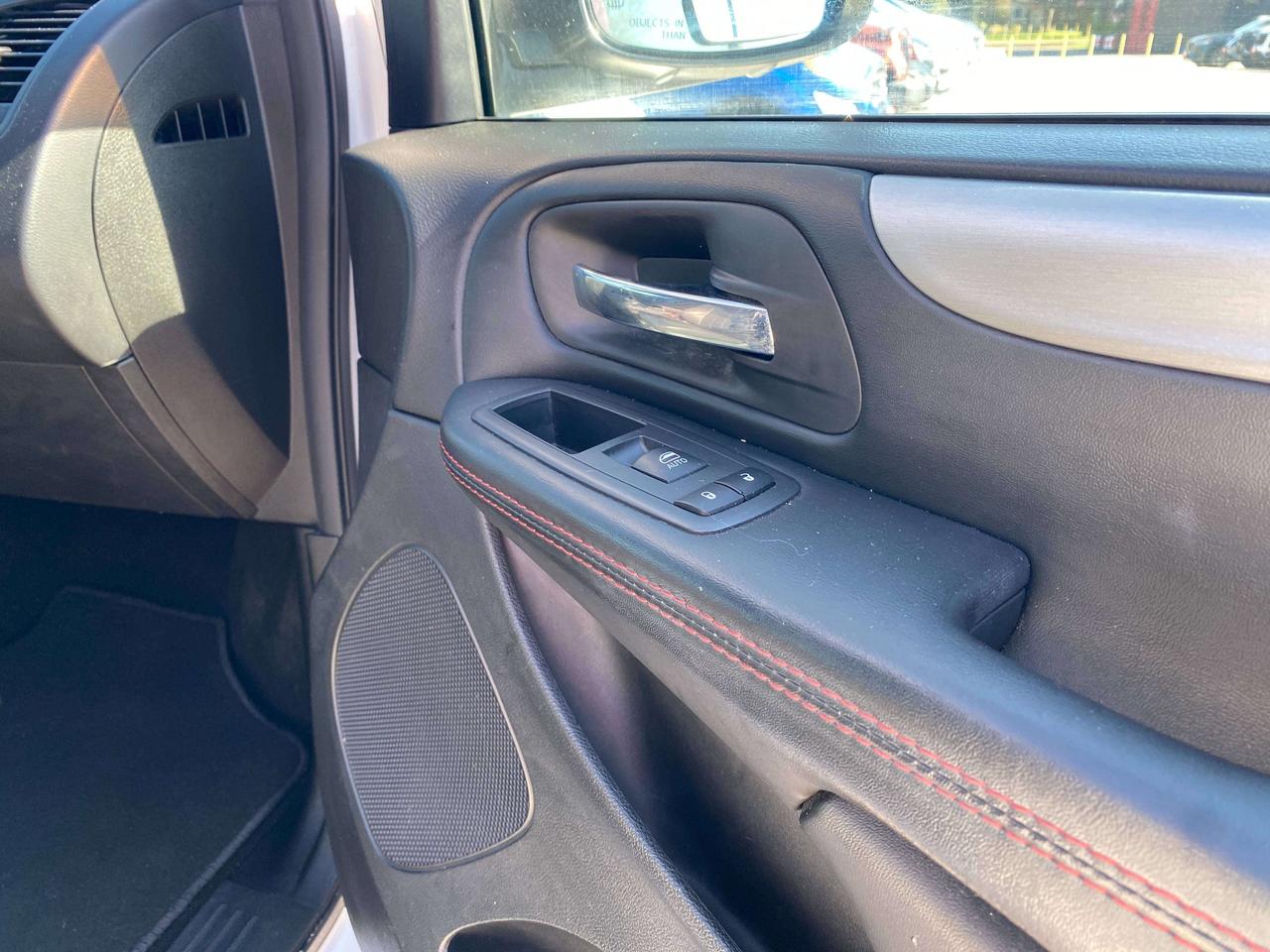 2017 Dodge Grand Caravan GT, LEATHER, REMOTE START, REAR ENTERTAINMENT! Photo