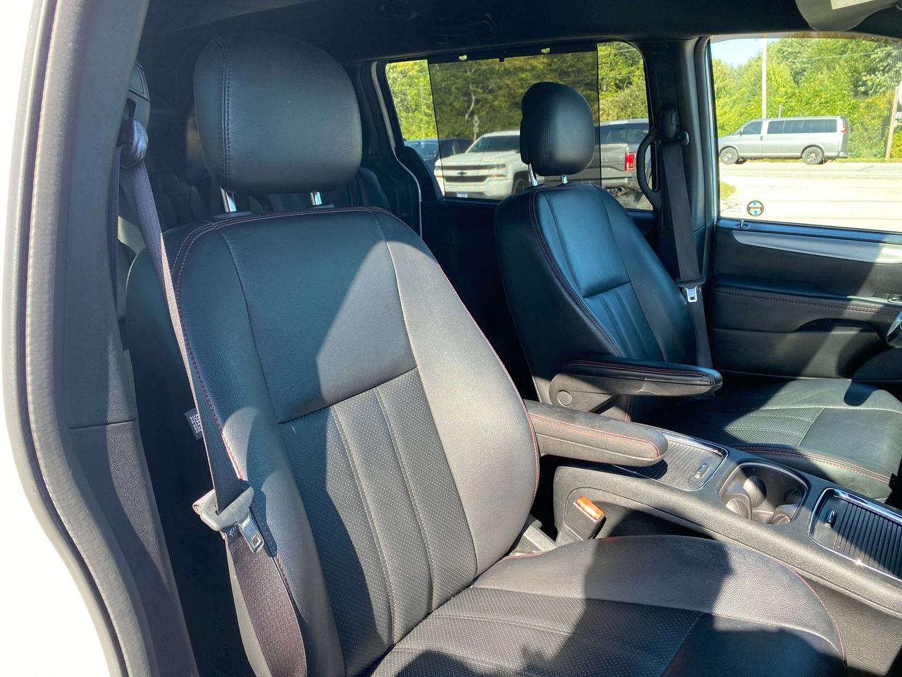 2017 Dodge Grand Caravan GT, LEATHER, REMOTE START, REAR ENTERTAINMENT! Photo