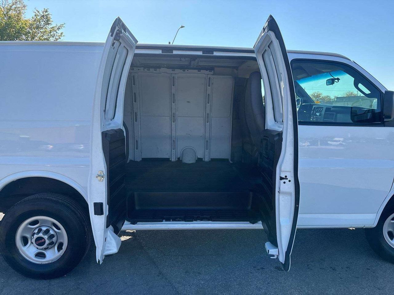 2023 GMC Savana RWD 2500 135" Photo