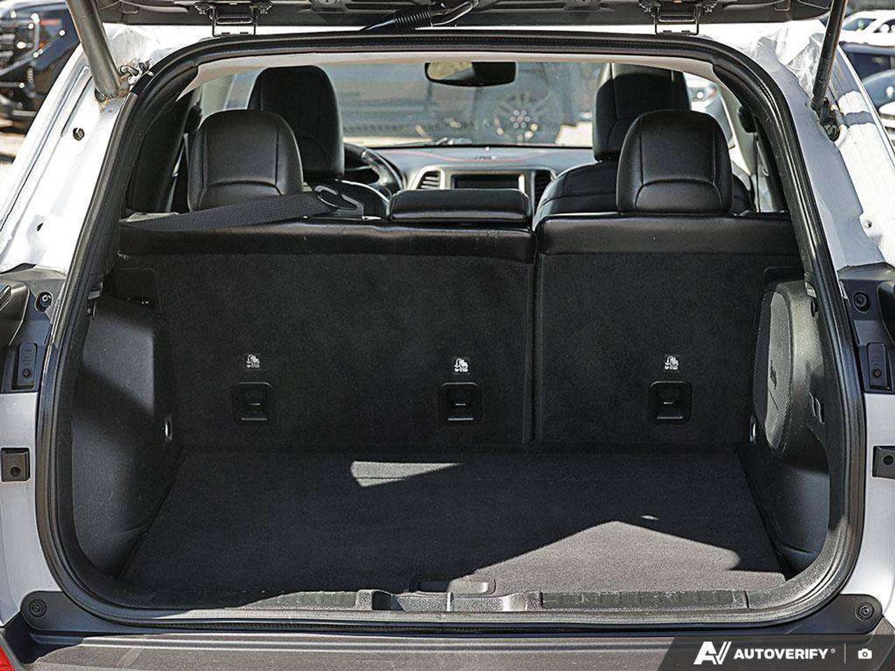 2019 Jeep Cherokee , 3.2L V6, 4X4, ALLOYS, LEATHER, NAV, TRAILHAWK L PLUS, AS-TRADED! Photo