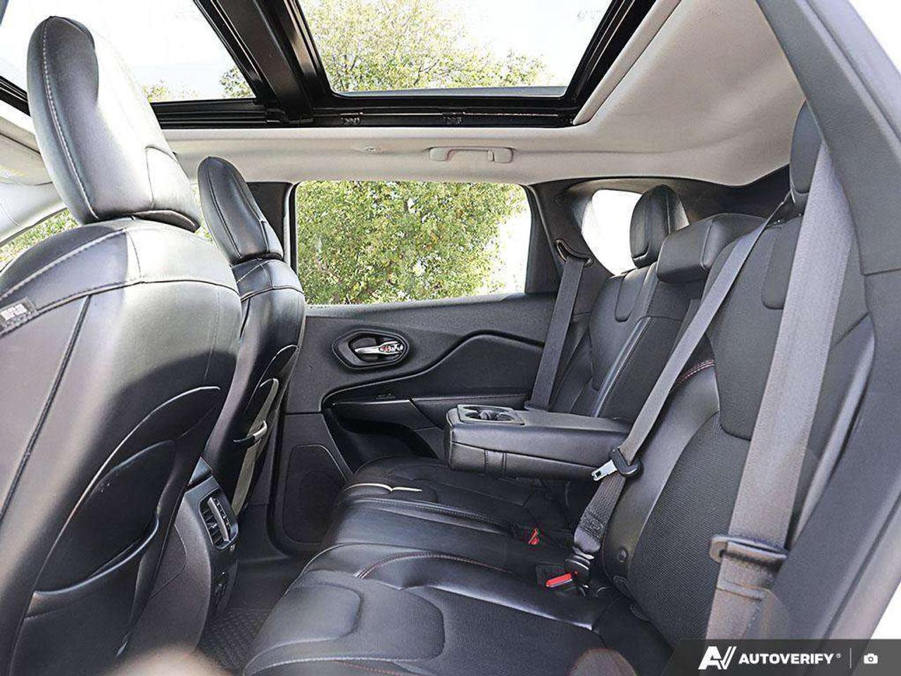 2019 Jeep Cherokee , 3.2L V6, 4X4, ALLOYS, LEATHER, NAV, TRAILHAWK L PLUS, AS-TRADED! Photo