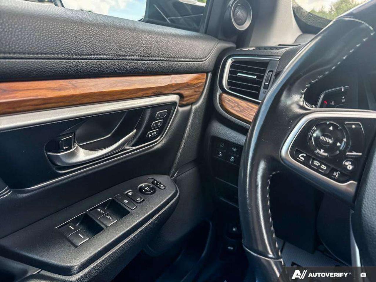 2019 Honda CR-V LEATHER SEATING. SUNROOF. FUEL EFFICIENT. MULTI ANGLE REAR VIEW CAMERA. CERTIFIED. Photo