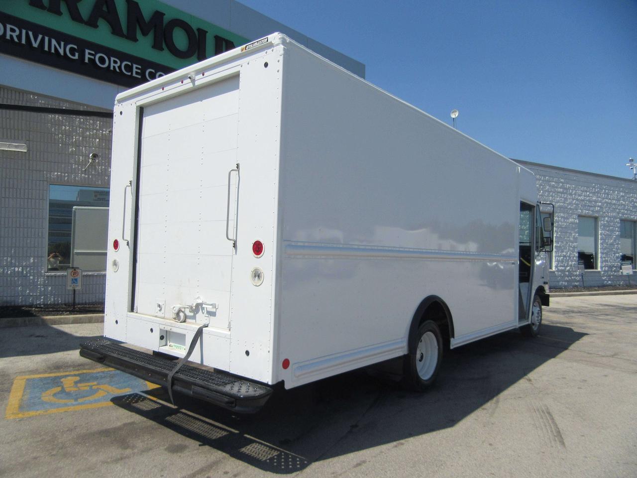 2022 Ford F-59 18FT UTILIMASTER STEPVAN WITH SHELVES Photo2