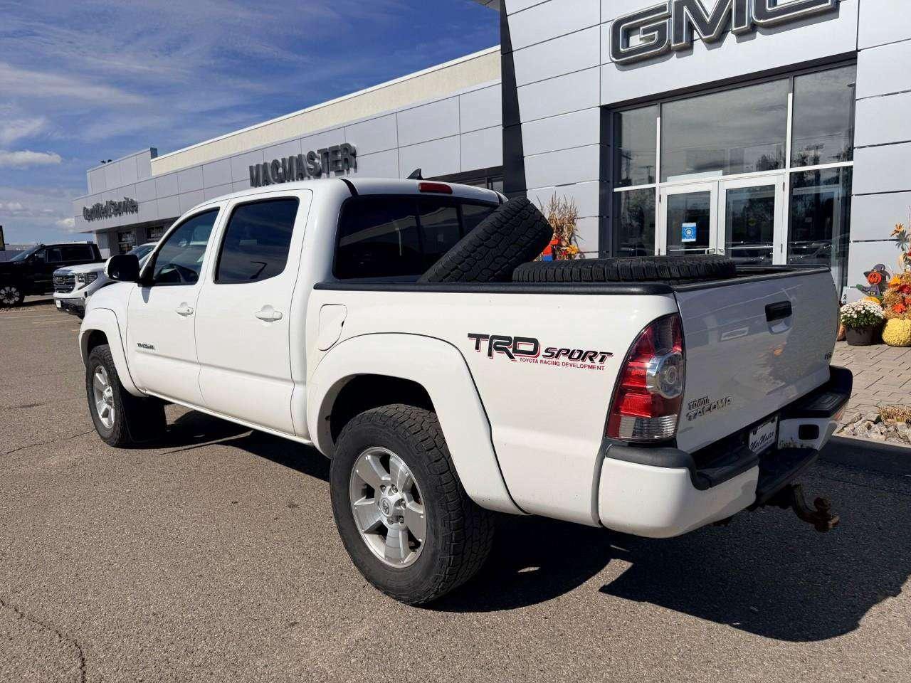 2015 Toyota Tacoma TRD SPORT, MANUAL, 4.0L V6, 4X4, ALLOYS, DOUBLE CAB, 2-OWNERS, CERTIFIED AS-TRADED! Photo3