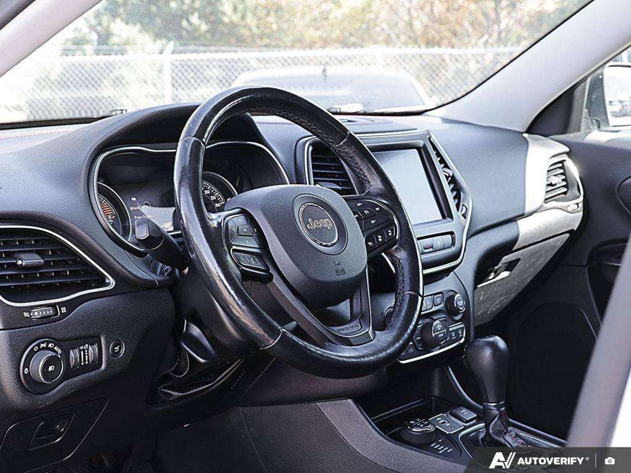 2019 Jeep Cherokee , 3.2L V6, 4X4, ALLOYS, LEATHER, NAV, TRAILHAWK L PLUS, AS-TRADED! Photo