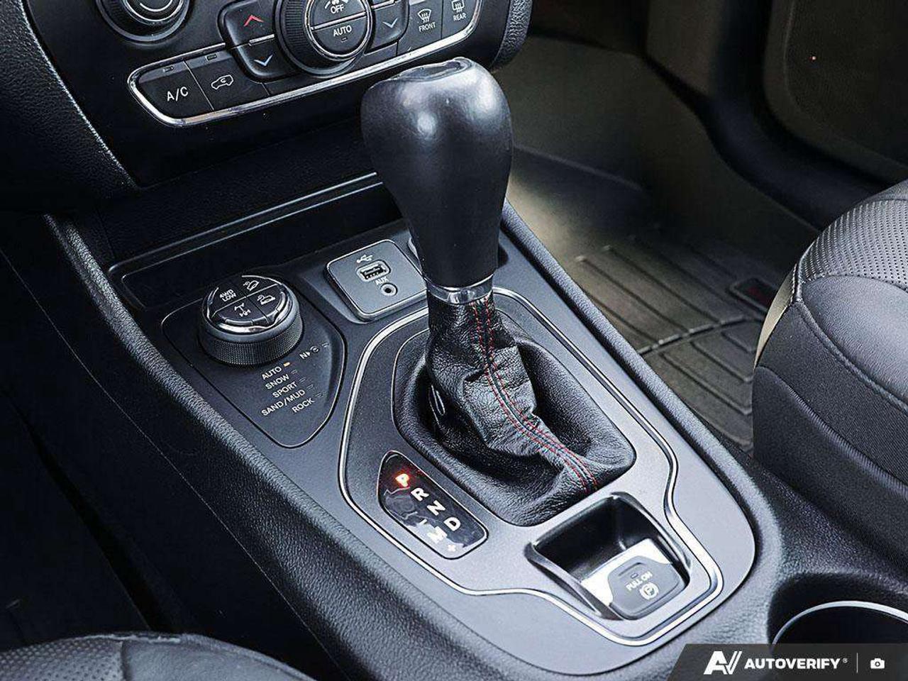 2019 Jeep Cherokee , 3.2L V6, 4X4, ALLOYS, LEATHER, NAV, TRAILHAWK L PLUS, AS-TRADED! Photo