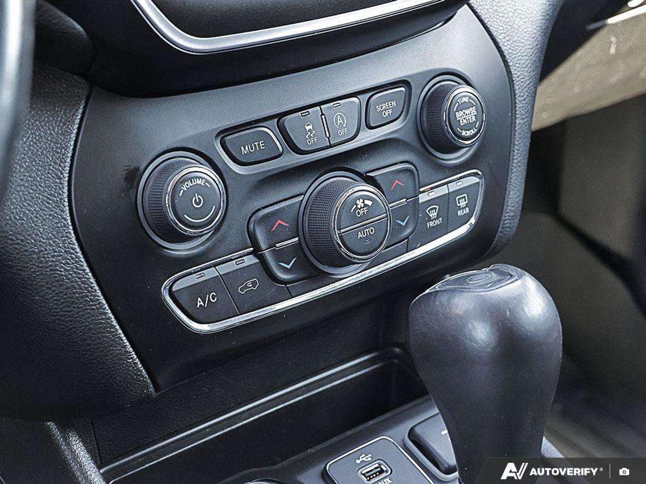 2019 Jeep Cherokee , 3.2L V6, 4X4, ALLOYS, LEATHER, NAV, TRAILHAWK L PLUS, AS-TRADED! Photo