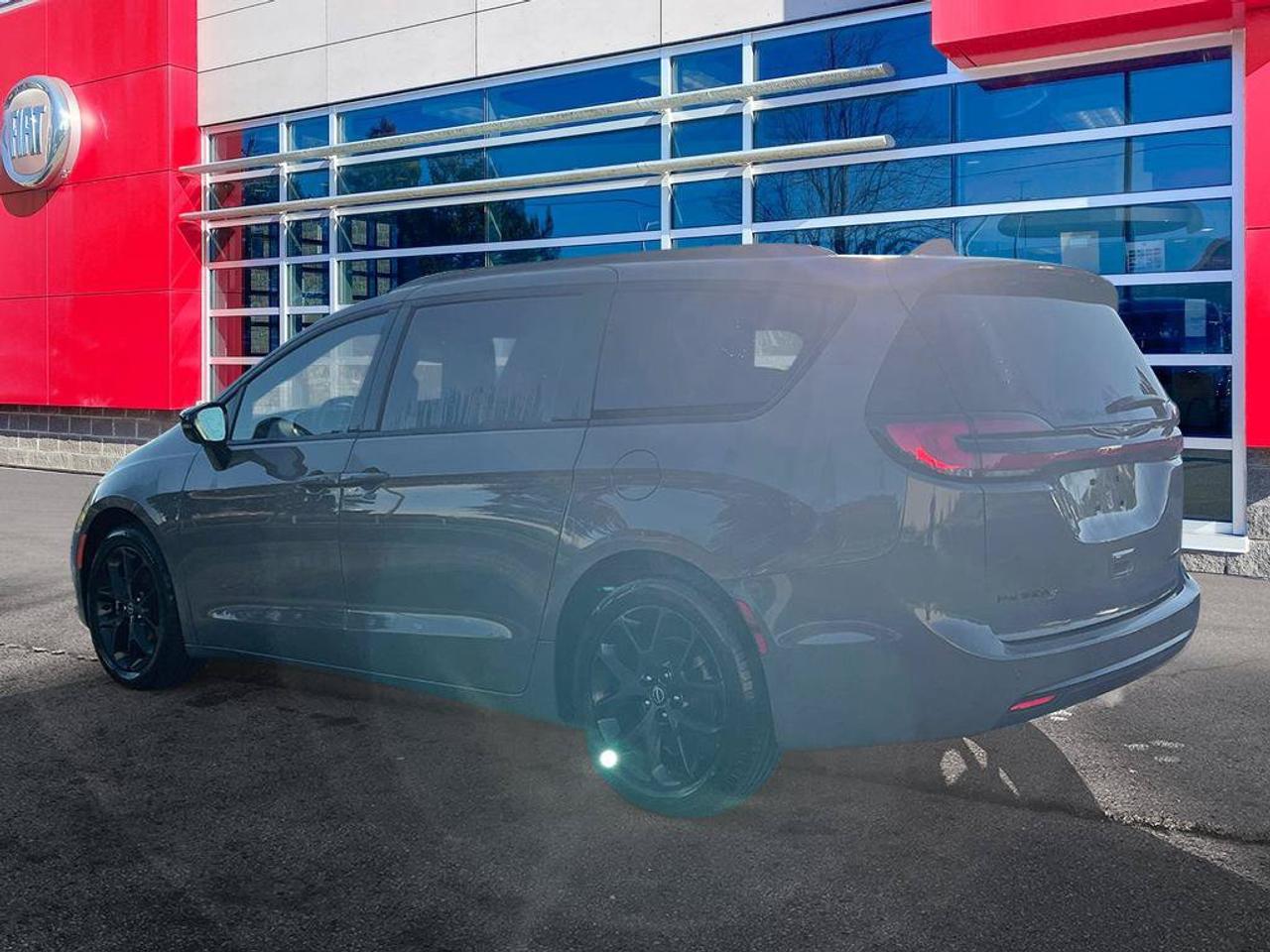 2025 Chrysler Pacifica Limited | Ceramic Grey | Clean CarFax | Fully Certified | New Tires | Leather | Sunroof | GPS |   | Photo