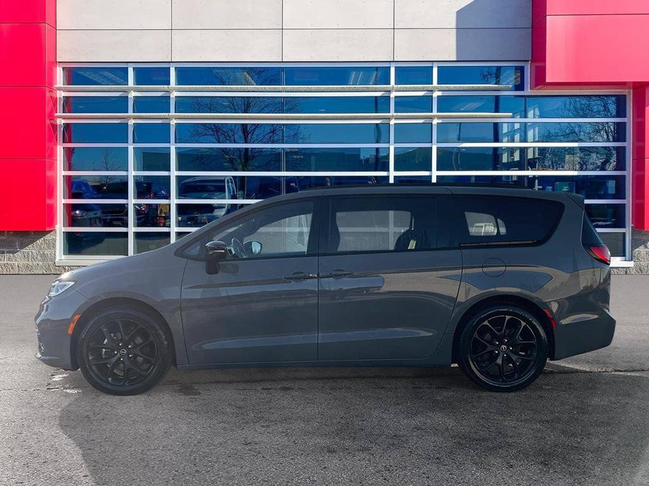 2025 Chrysler Pacifica Limited | Ceramic Grey | Clean CarFax | Fully Certified | New Tires | Leather | Sunroof | GPS |   | Photo5
