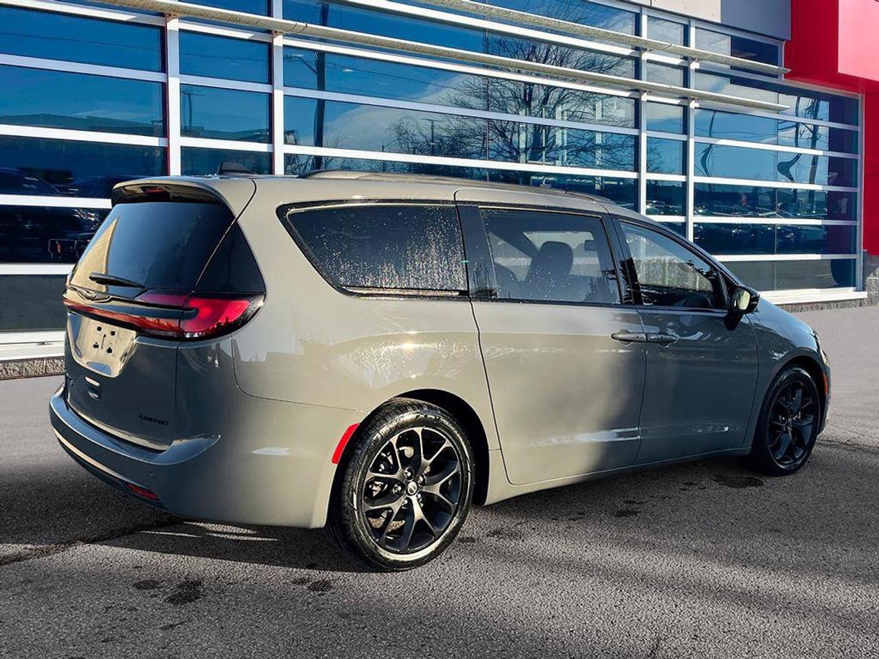 2025 Chrysler Pacifica Limited | Ceramic Grey | Clean CarFax | Fully Certified | New Tires | Leather | Sunroof | GPS |   | Photo