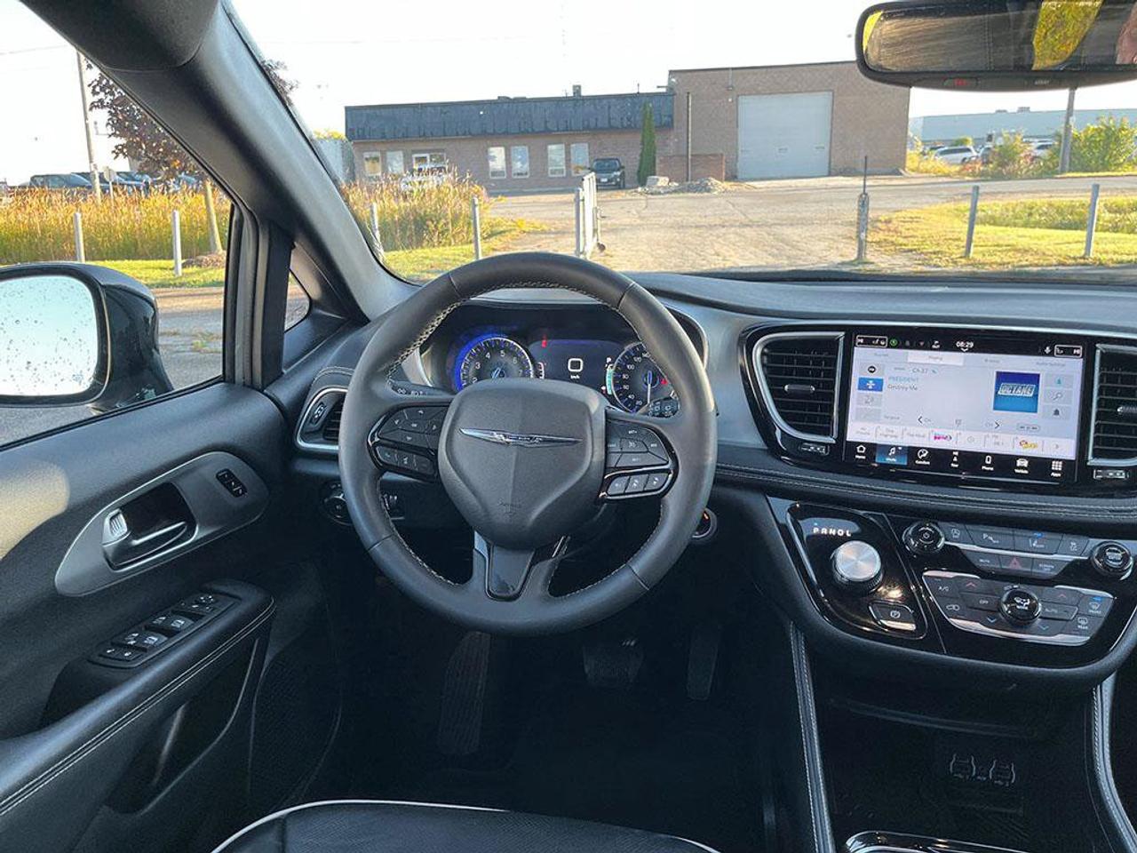 2025 Chrysler Pacifica Limited | Ceramic Grey | Clean CarFax | Fully Certified | New Tires | Leather | Sunroof | GPS |   | Photo
