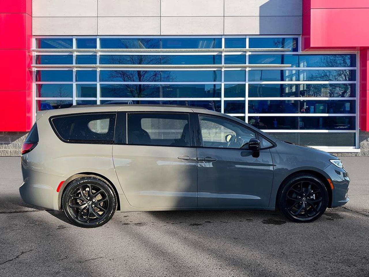 2025 Chrysler Pacifica Limited | Ceramic Grey | Clean CarFax | Fully Certified | New Tires | Leather | Sunroof | GPS |   | Photo