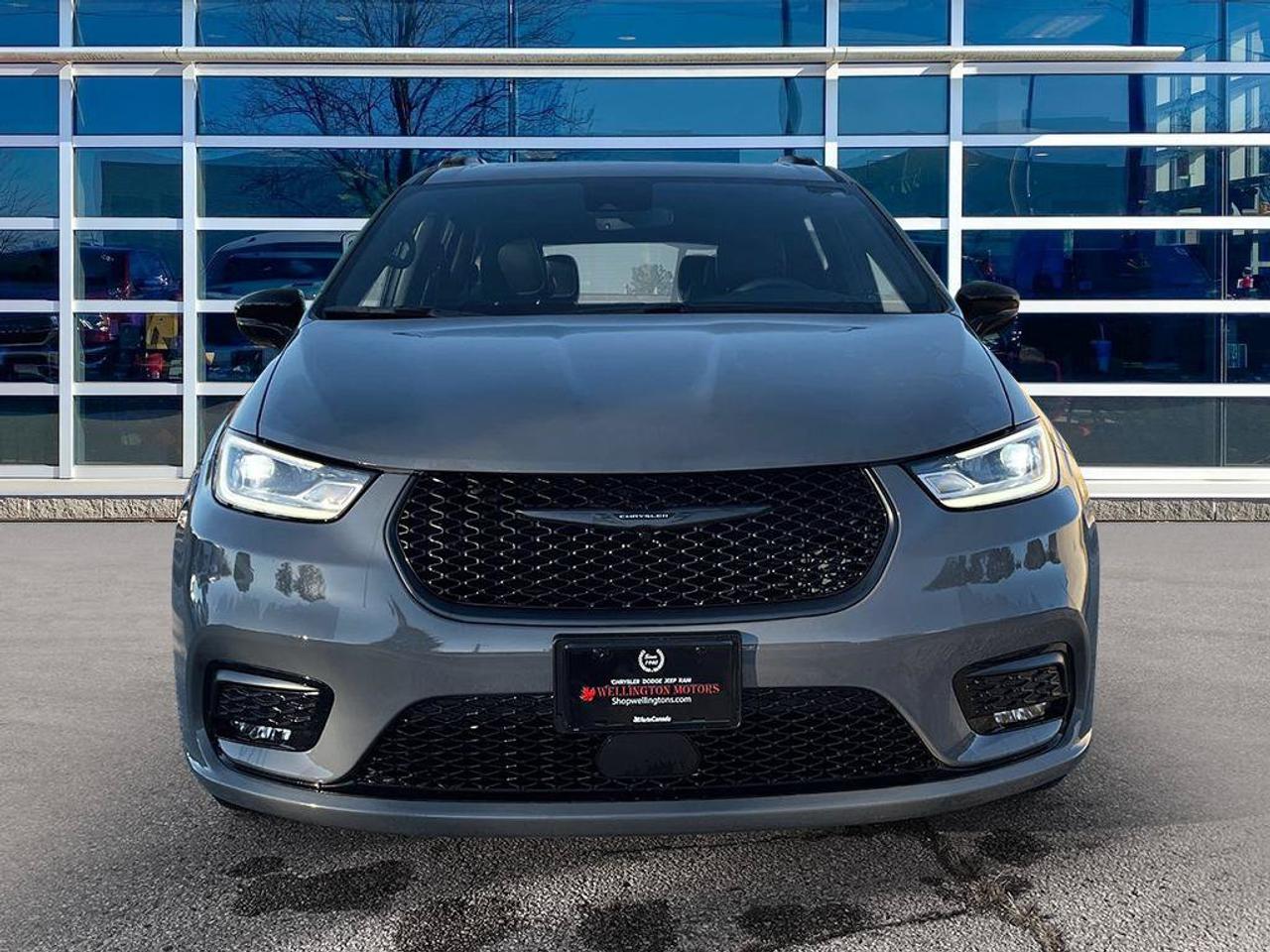 2025 Chrysler Pacifica Limited | Ceramic Grey | Clean CarFax | Fully Certified | New Tires | Leather | Sunroof | GPS |   | Photo