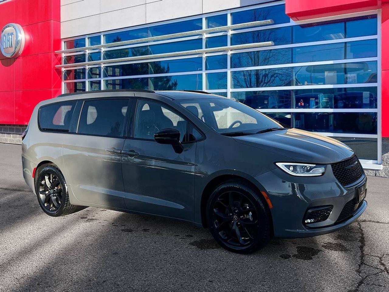 2025 Chrysler Pacifica Limited | Ceramic Grey | Clean CarFax | Fully Certified | New Tires | Leather | Sunroof | GPS |   | Photo