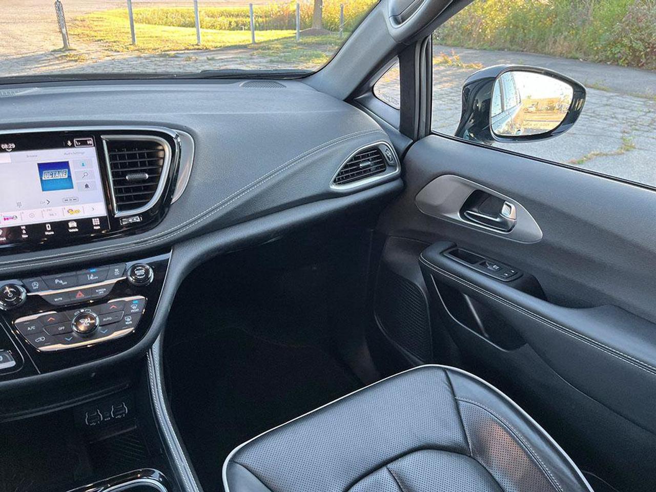 2025 Chrysler Pacifica Limited | Ceramic Grey | Clean CarFax | Fully Certified | New Tires | Leather | Sunroof | GPS |   | Photo