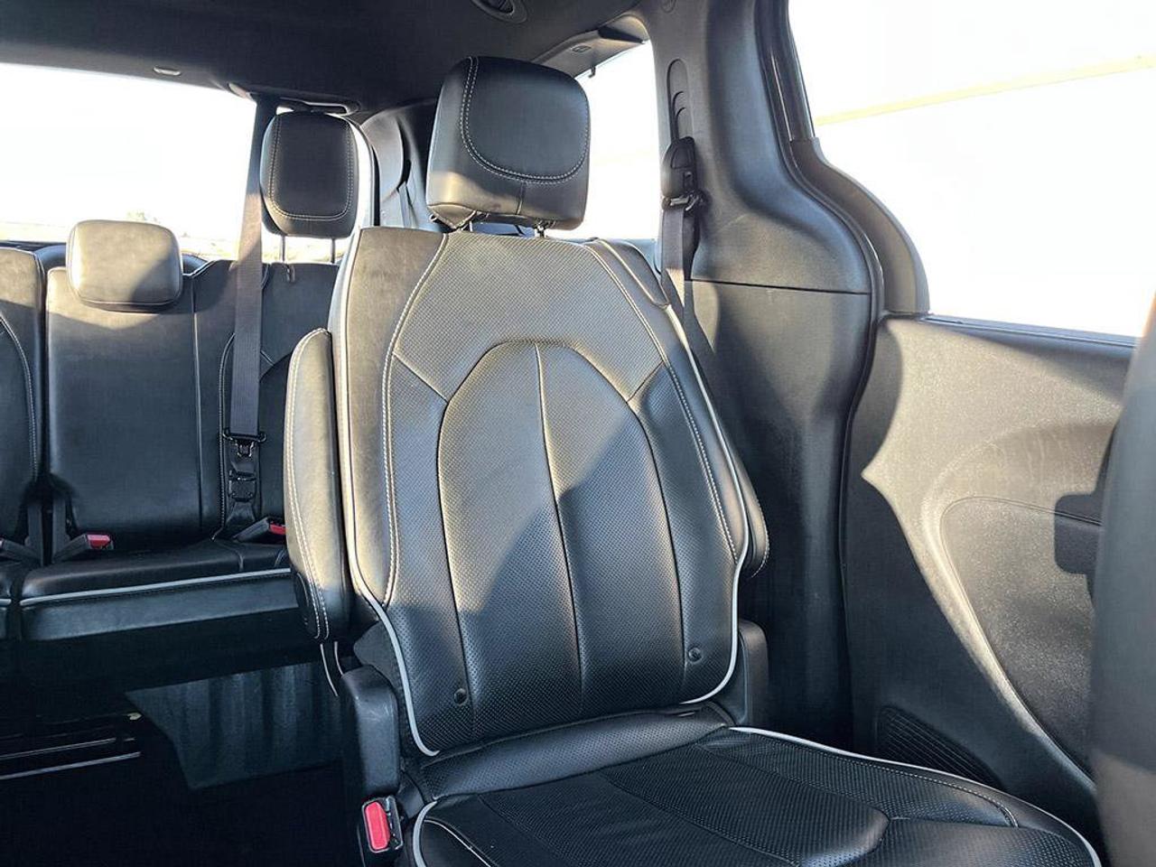2025 Chrysler Pacifica Limited | Ceramic Grey | Clean CarFax | Fully Certified | New Tires | Leather | Sunroof | GPS |   | Photo