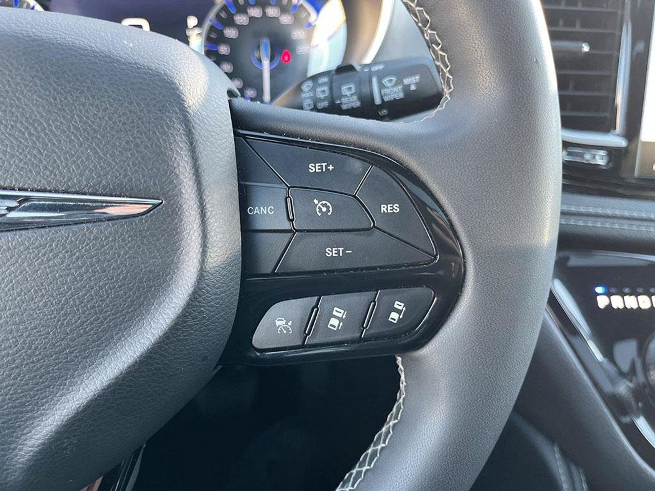 2025 Chrysler Pacifica Limited | Ceramic Grey | Clean CarFax | Fully Certified | New Tires | Leather | Sunroof | GPS |   | Photo