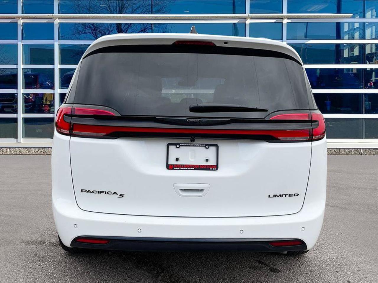 2026 Chrysler Pacifica Limited | Clean CarFax | Ontario Vehicle | Great Value | Still Smells New | Loaded! | Leather | Photo3