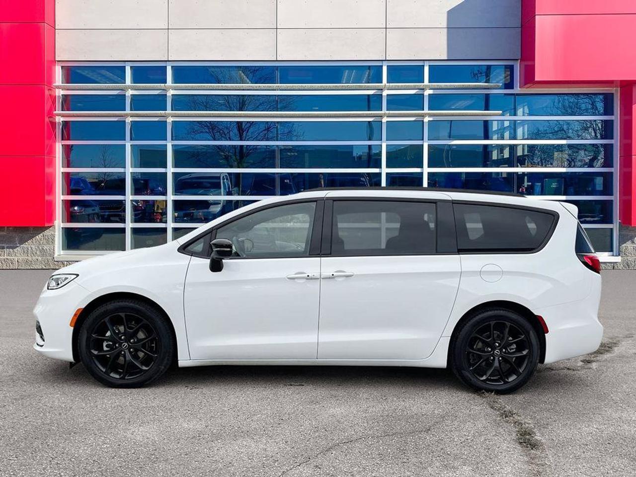 2026 Chrysler Pacifica Limited | Clean CarFax | Ontario Vehicle | Great Value | Still Smells New | Loaded! | Leather | Photo1
