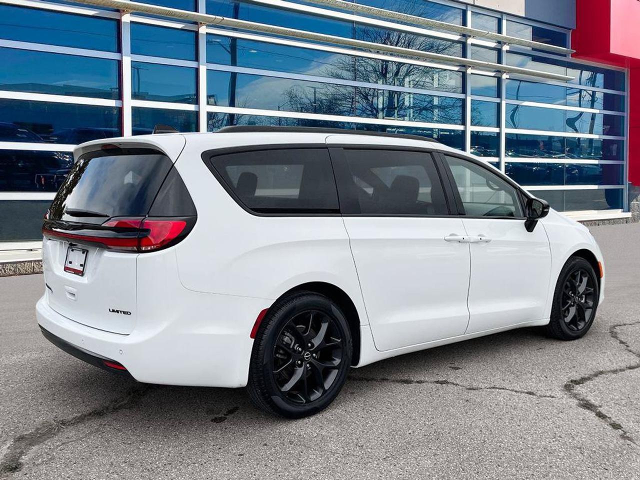 2026 Chrysler Pacifica Limited | Clean CarFax | Ontario Vehicle | Great Value | Still Smells New | Loaded! | Leather | Photo