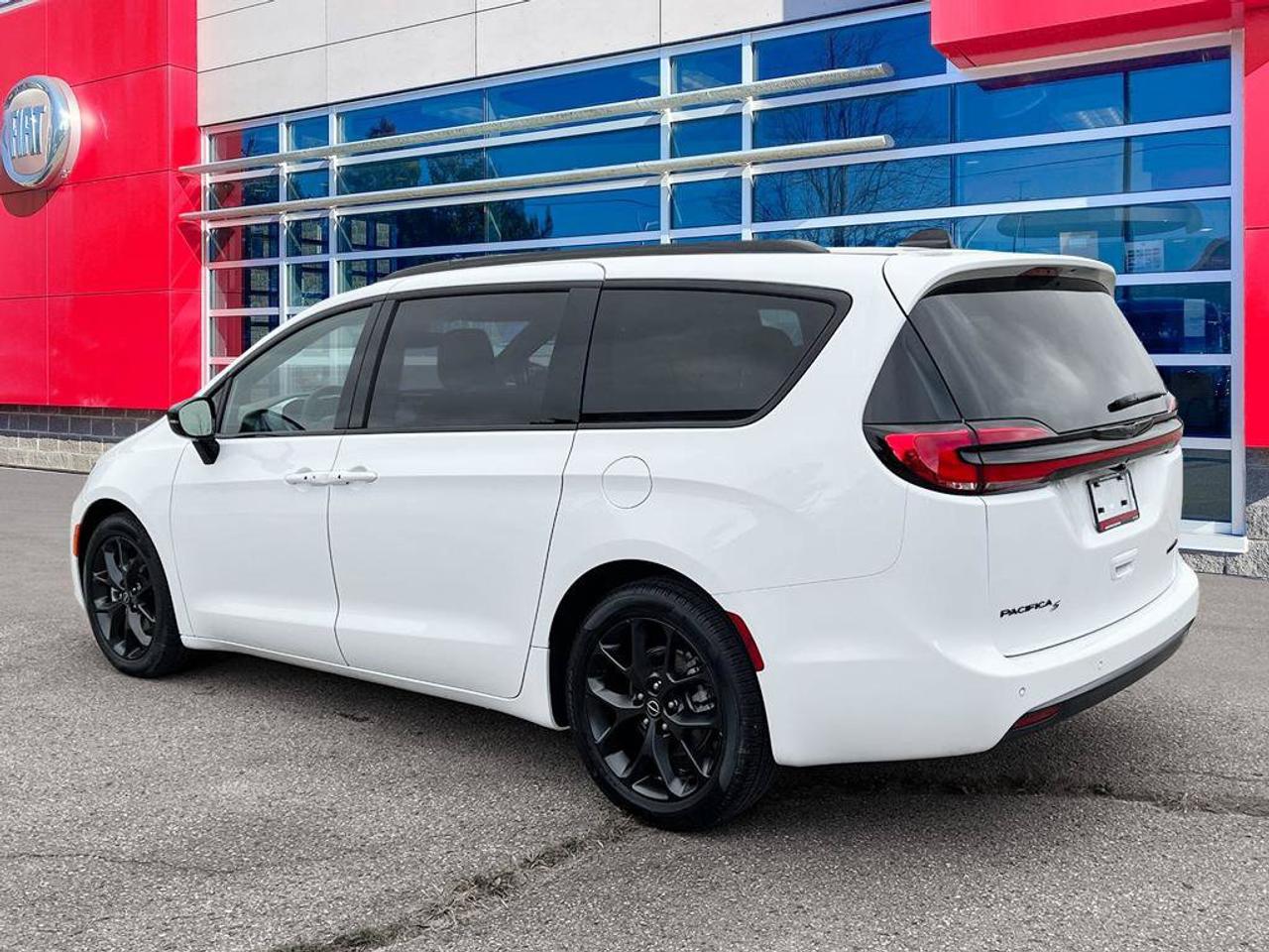 2026 Chrysler Pacifica Limited | Clean CarFax | Ontario Vehicle | Great Value | Still Smells New | Loaded! | Leather | Photo