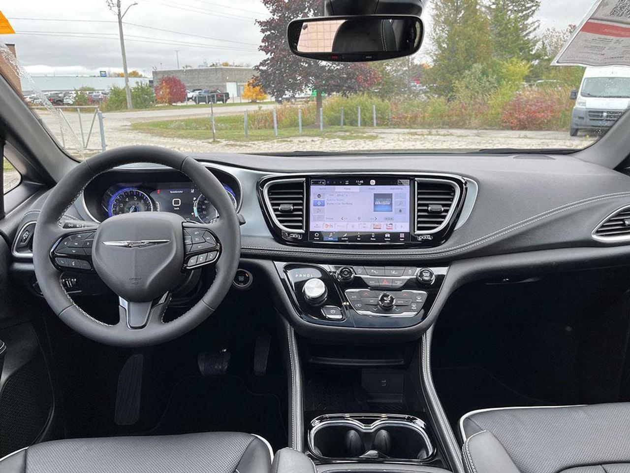 2026 Chrysler Pacifica Limited | Clean CarFax | Ontario Vehicle | Great Value | Still Smells New | Loaded! | Leather | Photo