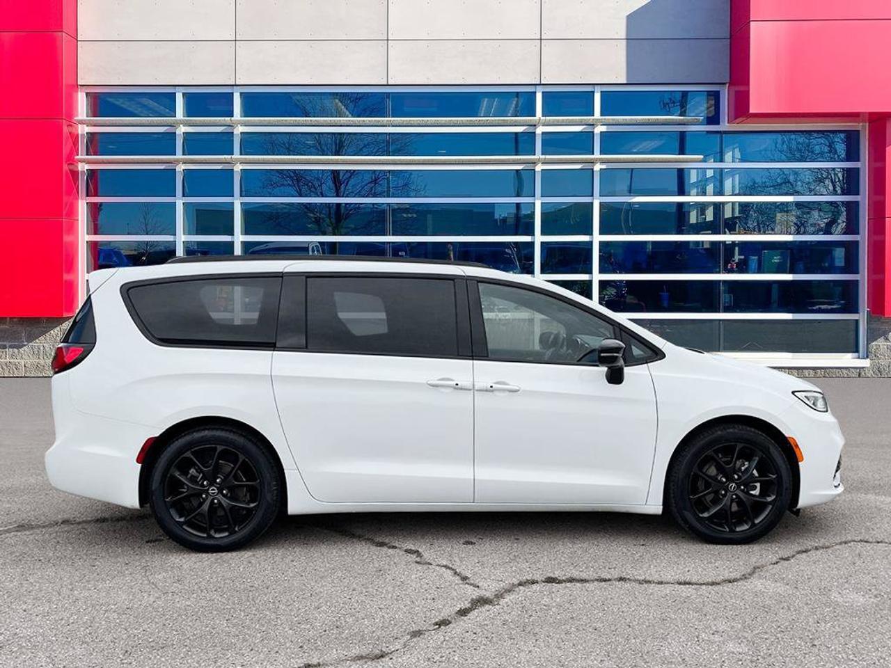 2026 Chrysler Pacifica Limited | Clean CarFax | Ontario Vehicle | Great Value | Still Smells New | Loaded! | Leather | Photo