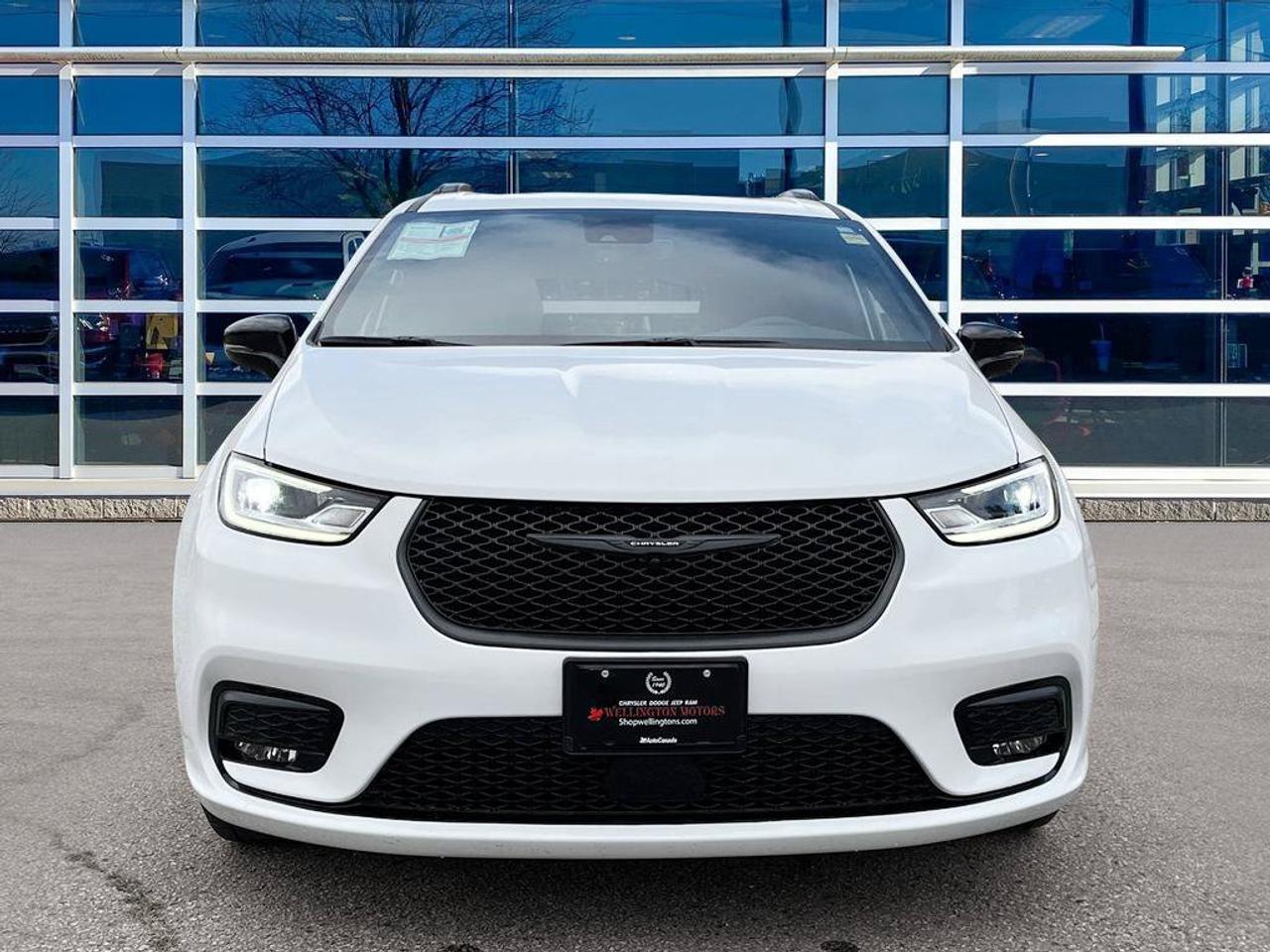 2026 Chrysler Pacifica Limited | Clean CarFax | Ontario Vehicle | Great Value | Still Smells New | Loaded! | Leather | Photo