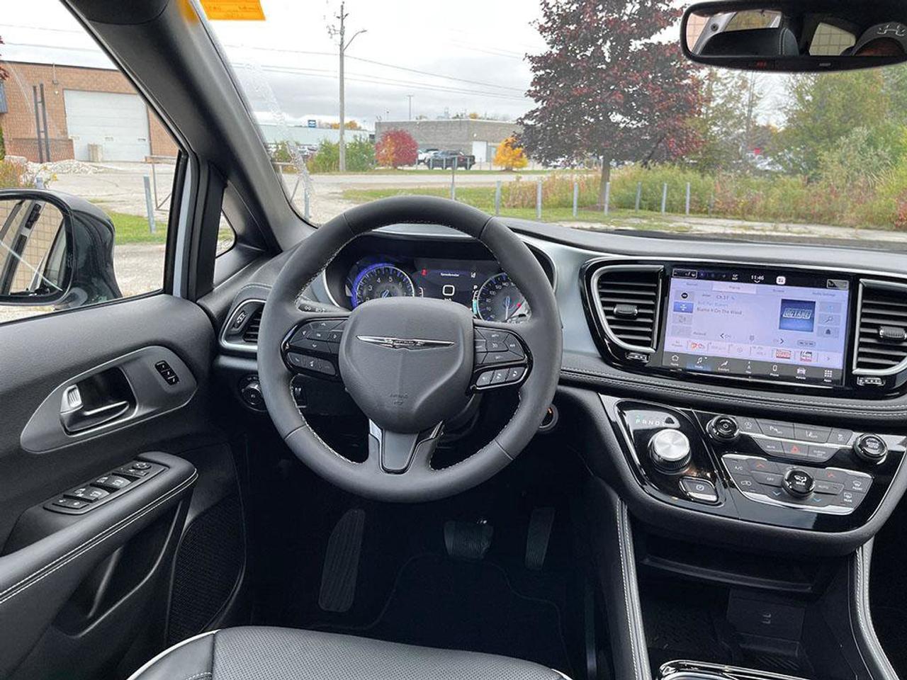 2026 Chrysler Pacifica Limited | Clean CarFax | Ontario Vehicle | Great Value | Still Smells New | Loaded! | Leather | Photo