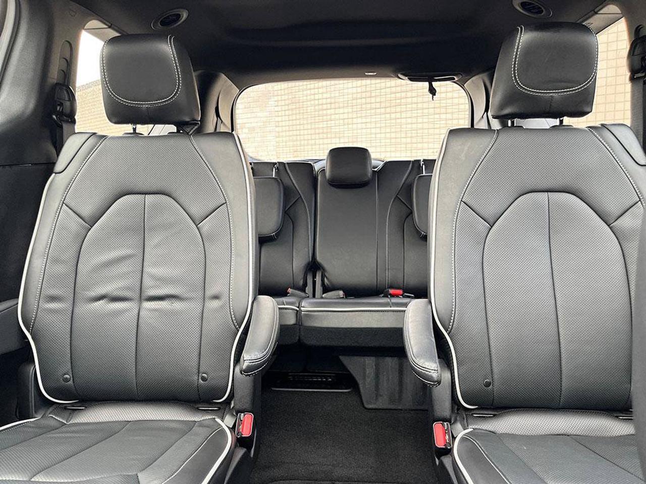 2026 Chrysler Pacifica Limited | Clean CarFax | Ontario Vehicle | Great Value | Still Smells New | Loaded! | Leather | Photo